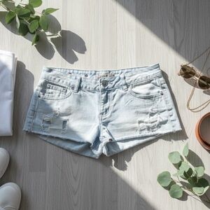 WALLFLOWER Women’s Lightwash Denim Shorts